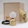 Lampe à poser design Bonbon avec disque en laiton au design chic et élégant