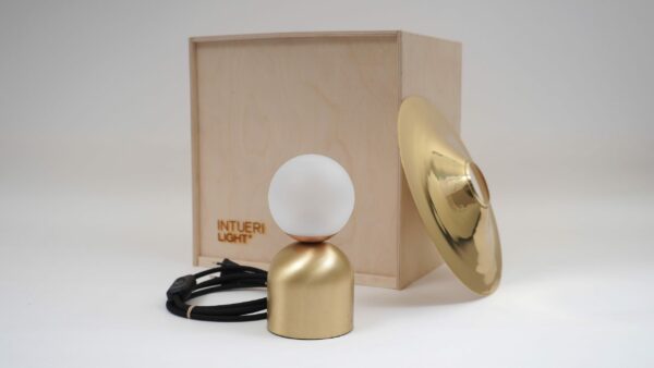 Lampe à poser design Bonbon avec disque en laiton au design chic et élégant