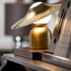 Lampe à poser design Bonbon avec disque en laiton au design chic et élégant