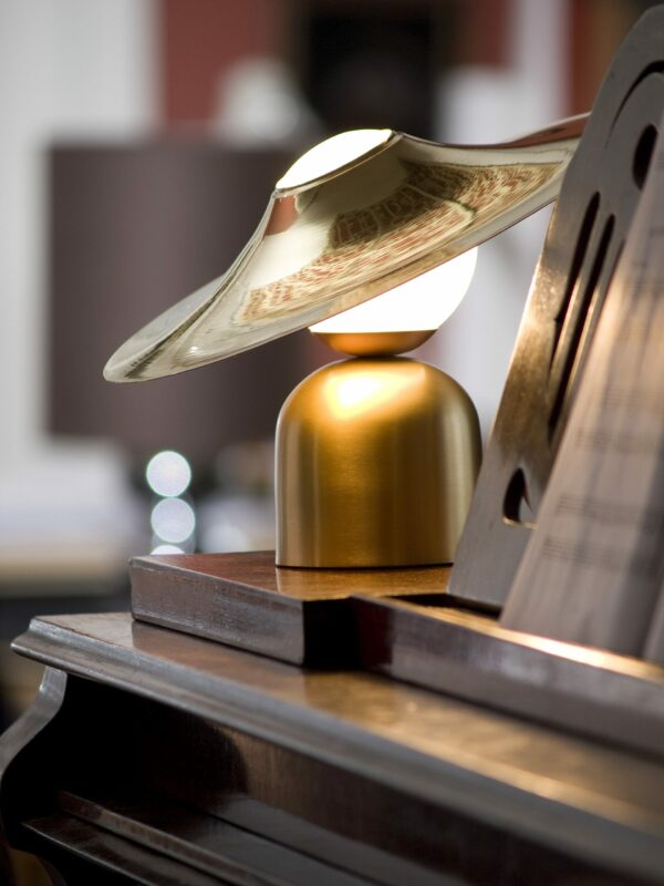 Lampe à poser design Bonbon avec disque en laiton au design chic et élégant