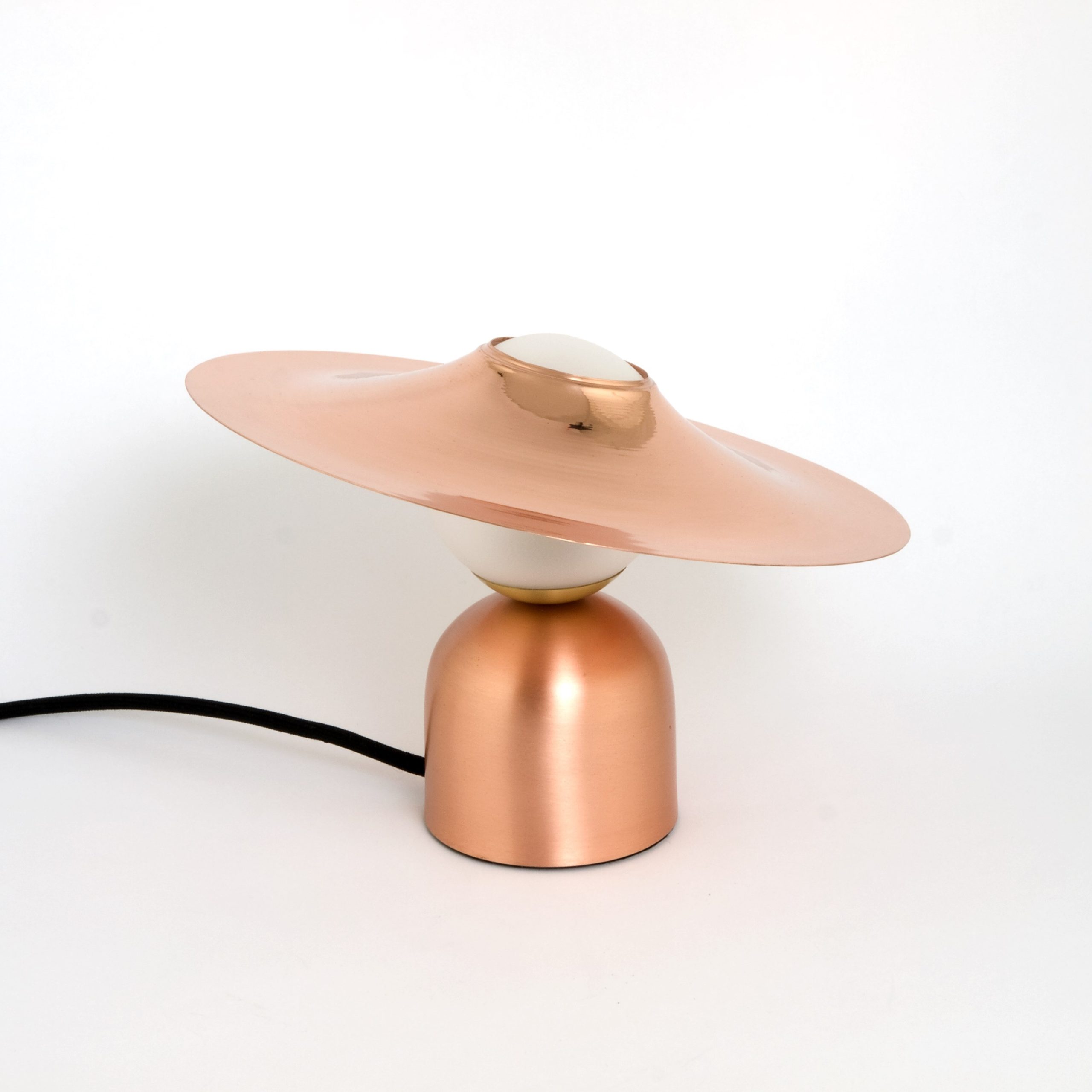 Lampe à poser design Bonbon avec disque en cuivre au design chic et élégant 
