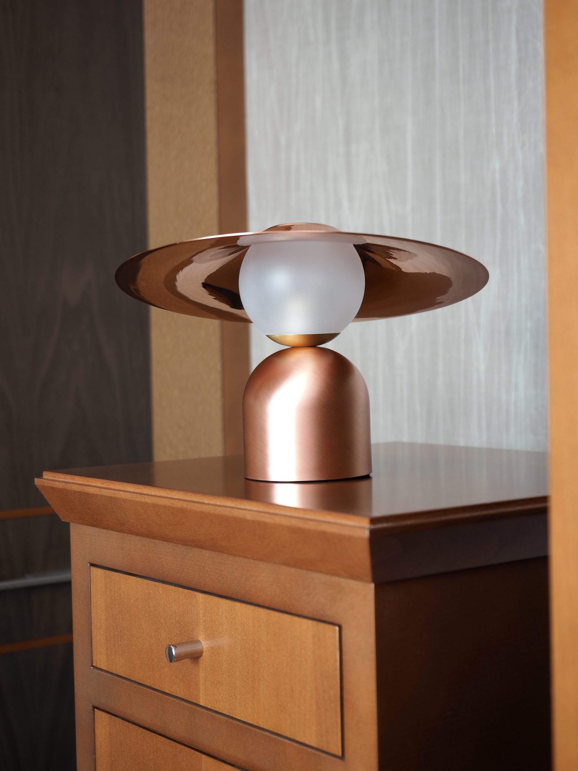 Lampe à poser design Bonbon avec disque en cuivre au design chic et élégant