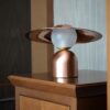 Lampe à poser design Bonbon avec disque en cuivre au design chic et élégant