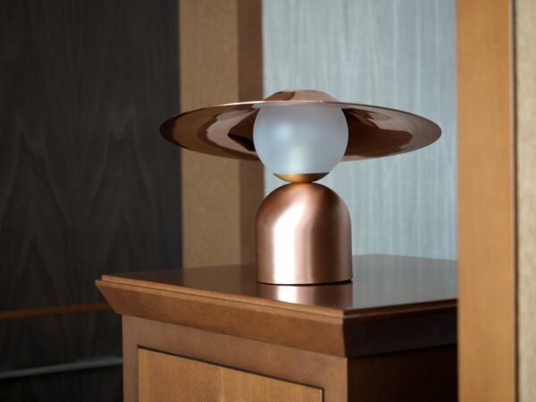 Lampe à poser design Bonbon avec disque en cuivre au design chic et élégant