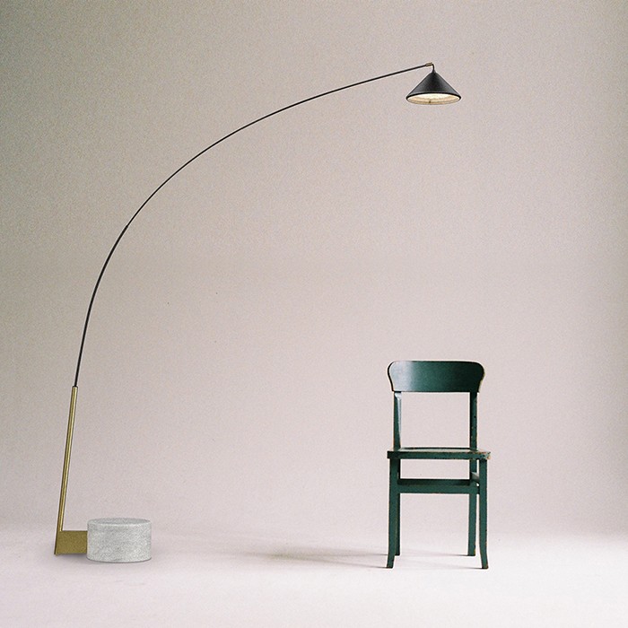 Lampadaire Flex LED en acier et carbone par Seyvaa