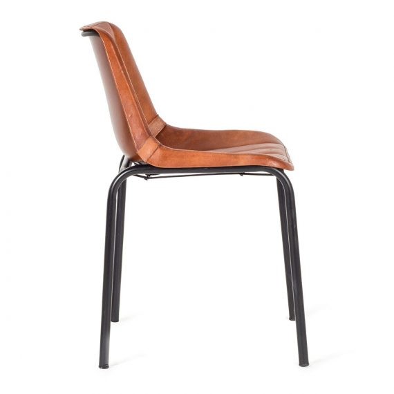 Chaise au design vintage en cuir marron avec une structure métallique et un siège en cuir renforcé