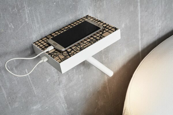 Applique murale liseuse LED - Etagère avec port USB - Nit par Estiluz