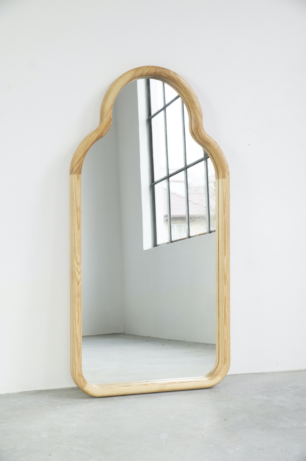 Miroir TRN en bois de frêne massif par Magda Jurek x Pani Jurek