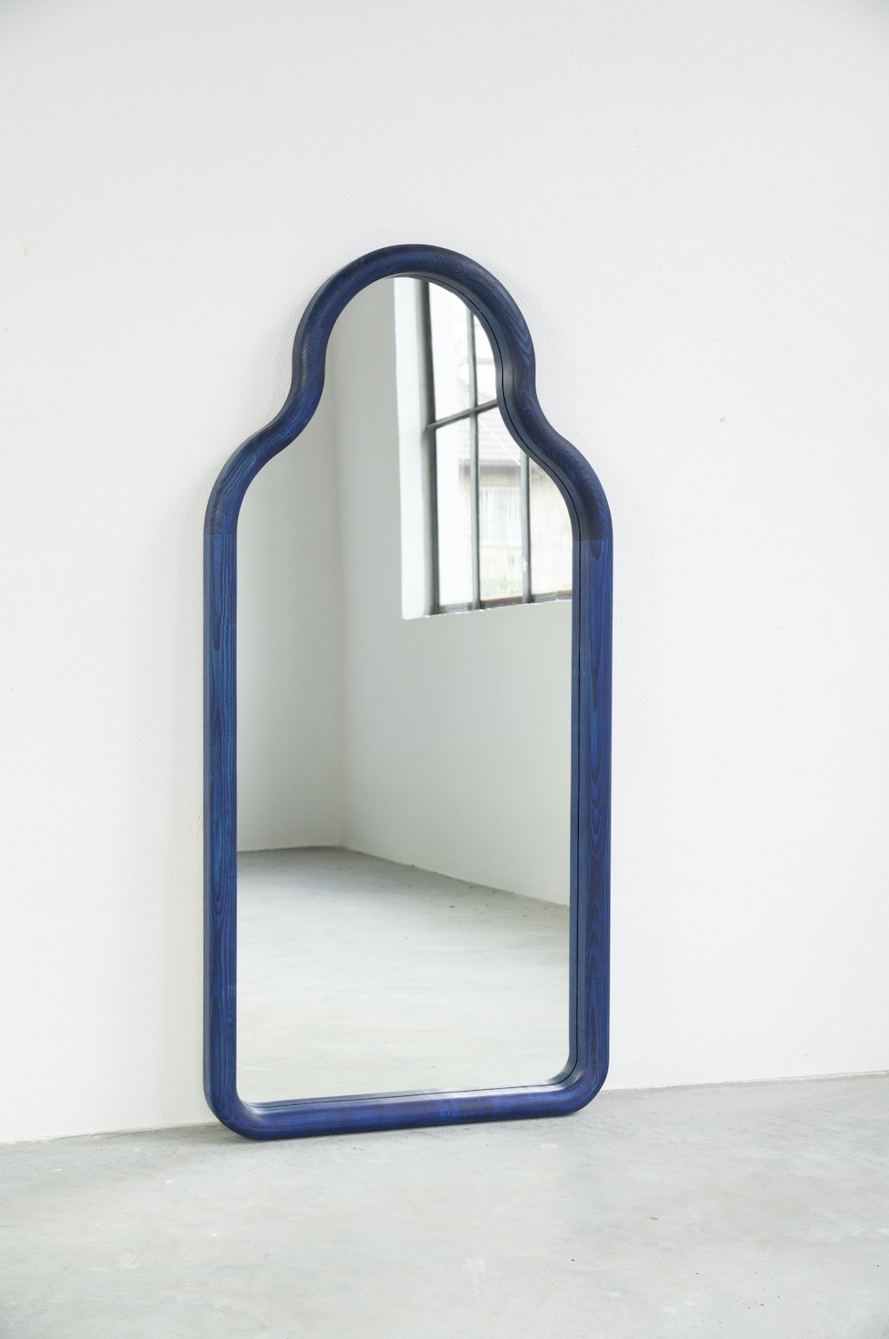 Miroir TRN en bois de frêne massif par Magda Jurek x Pani Jurek