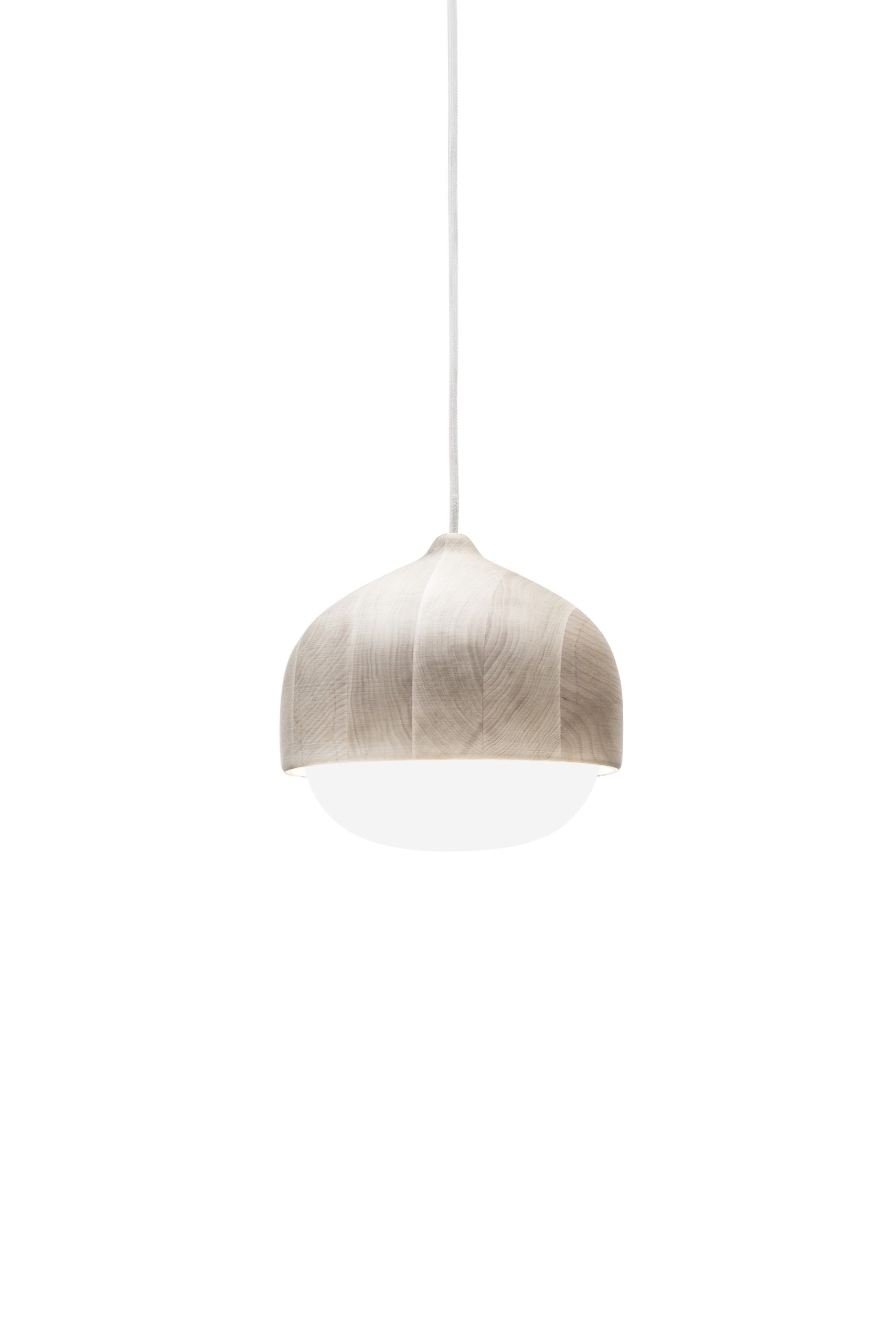 Suspension en bois et verre soufflé Terho Lamp au design scandinave