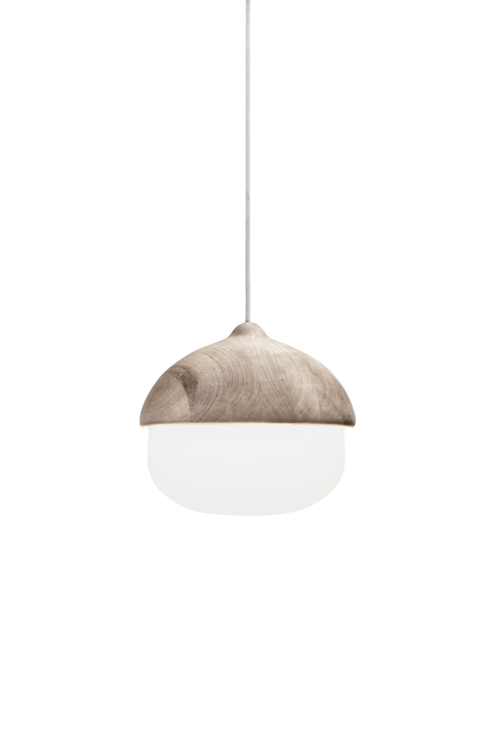 Suspension en bois et verre soufflé Terho Lamp M au design scandinave