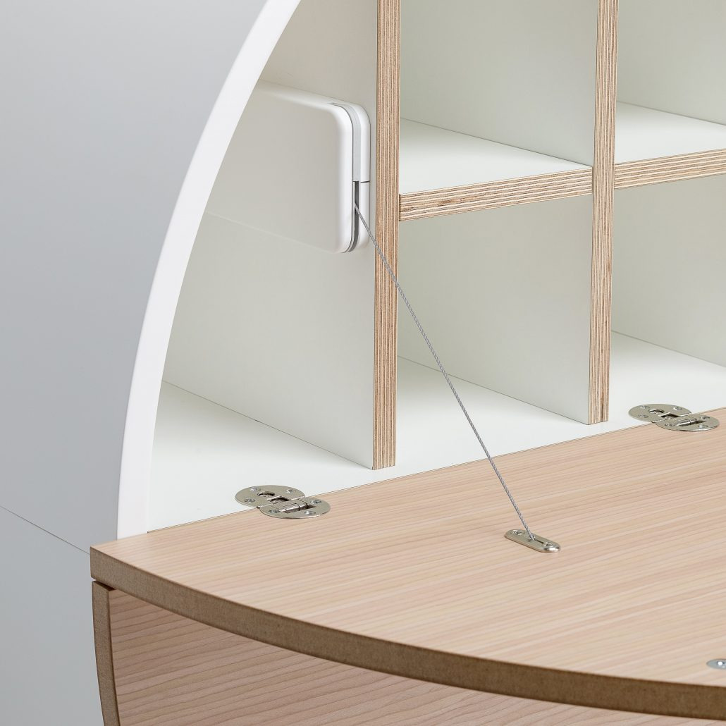 Bureau mural Pill cerisier clair en bois au design scandinave par Inesa Malafej x Emko