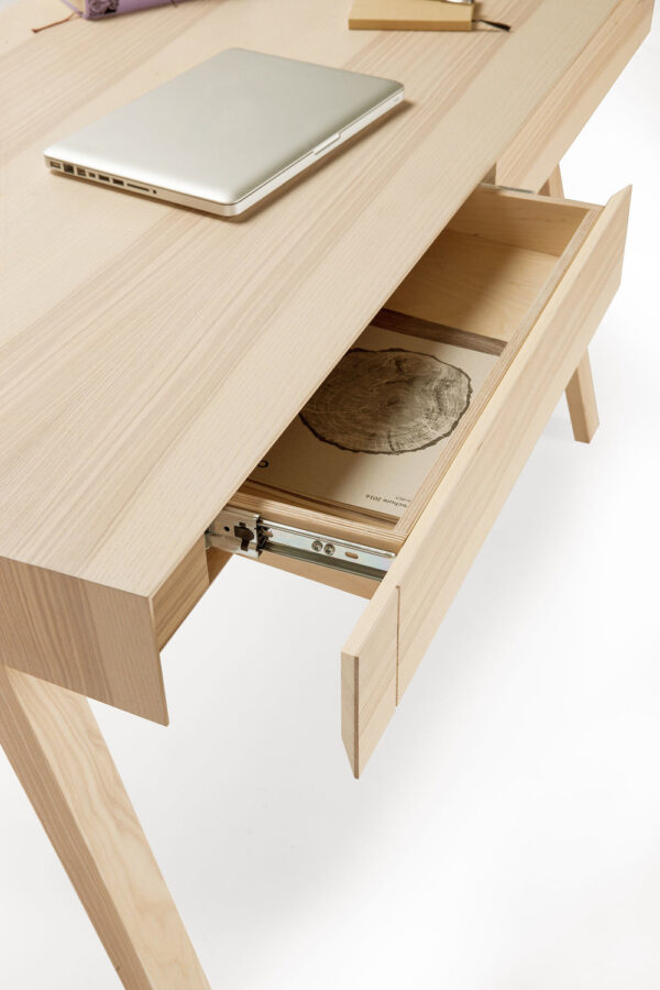 Bureau 4.9 version 2 tiroirs en bois au design scandinave par Marius Valaitis x Emko