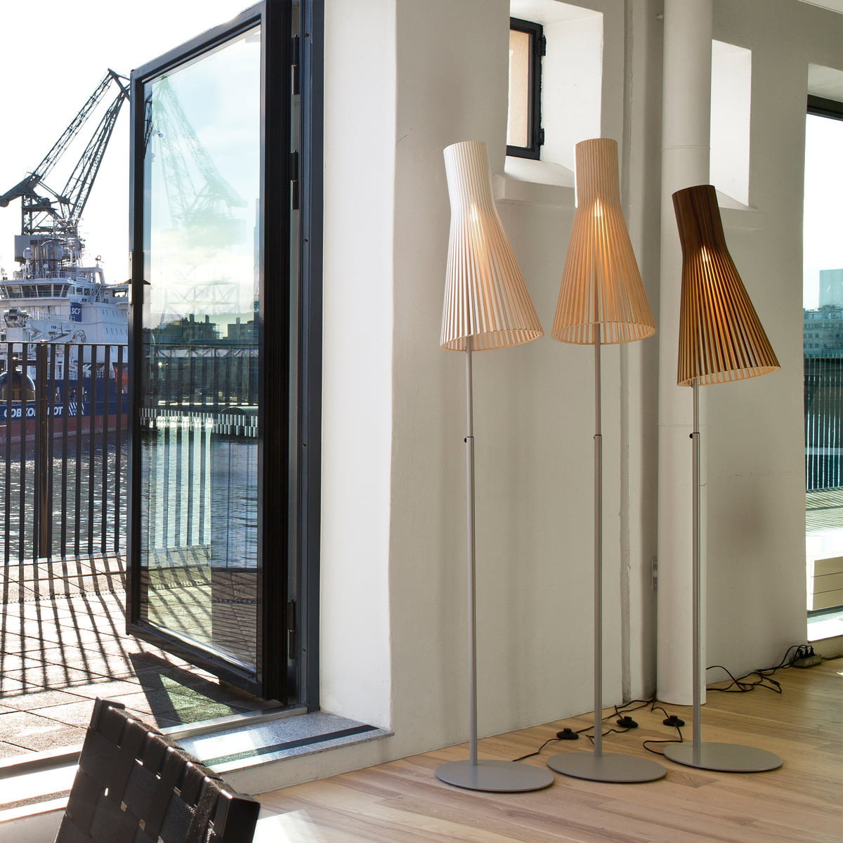 Lampadaire au design scandinave 4210 en bois naturel par Secto Design