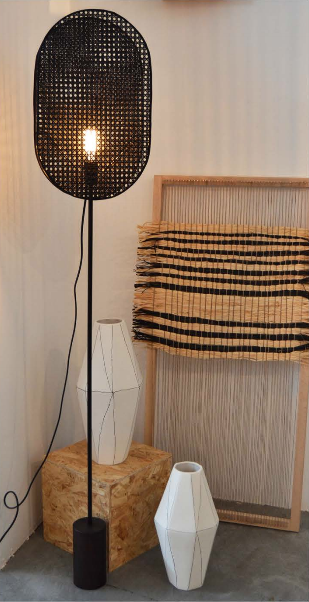 Lampadaire Coimbra en cannage noir au design naturel par Pavao Studio