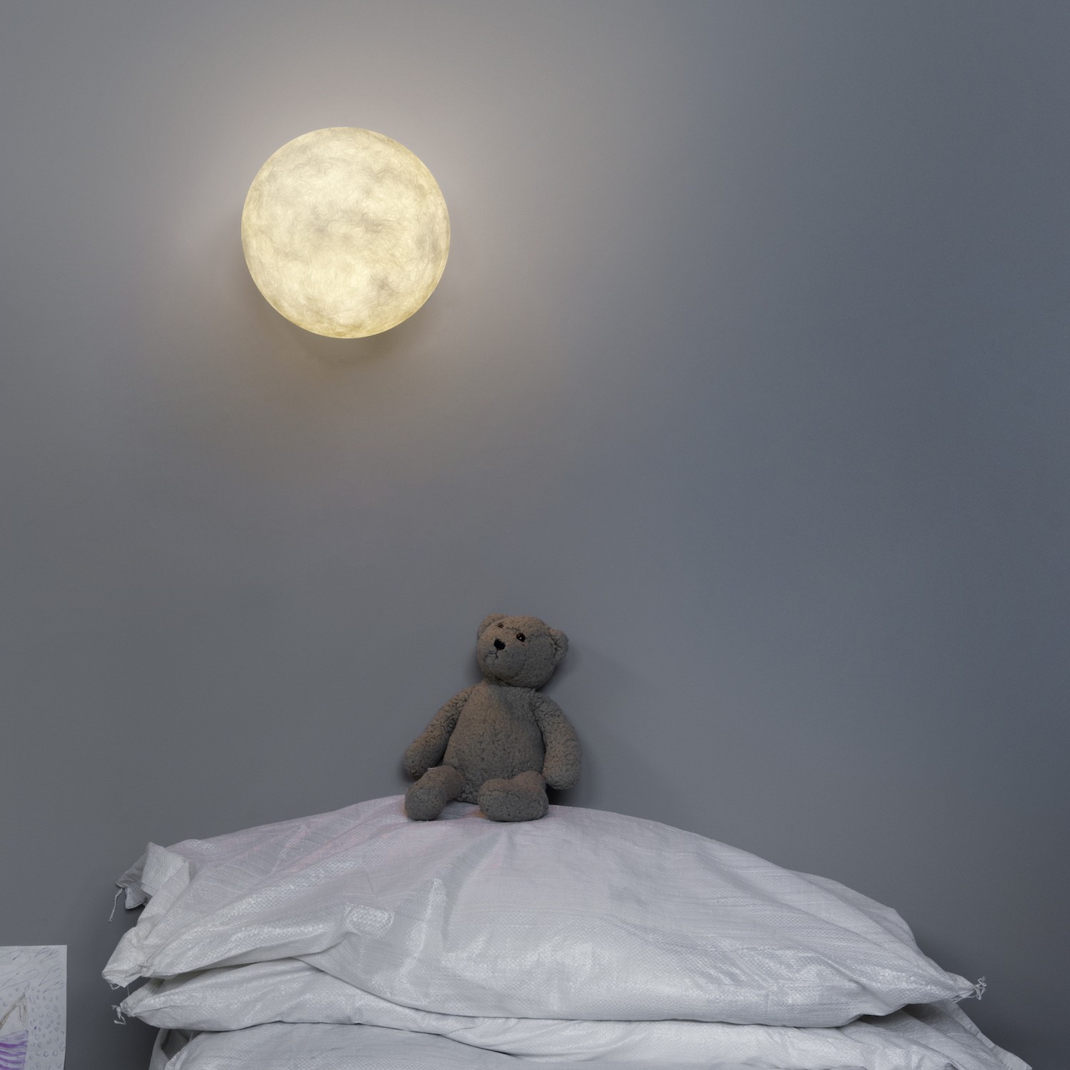 Lampe à poser petite lune au design original et moderne T-moon en Nebulite
