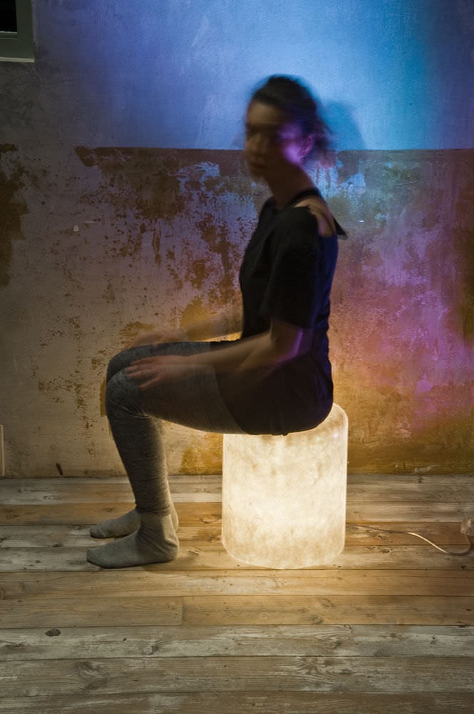 Lampe à poser et pouf lumineux Bin F nebula au design original et moderne en Nebulite
