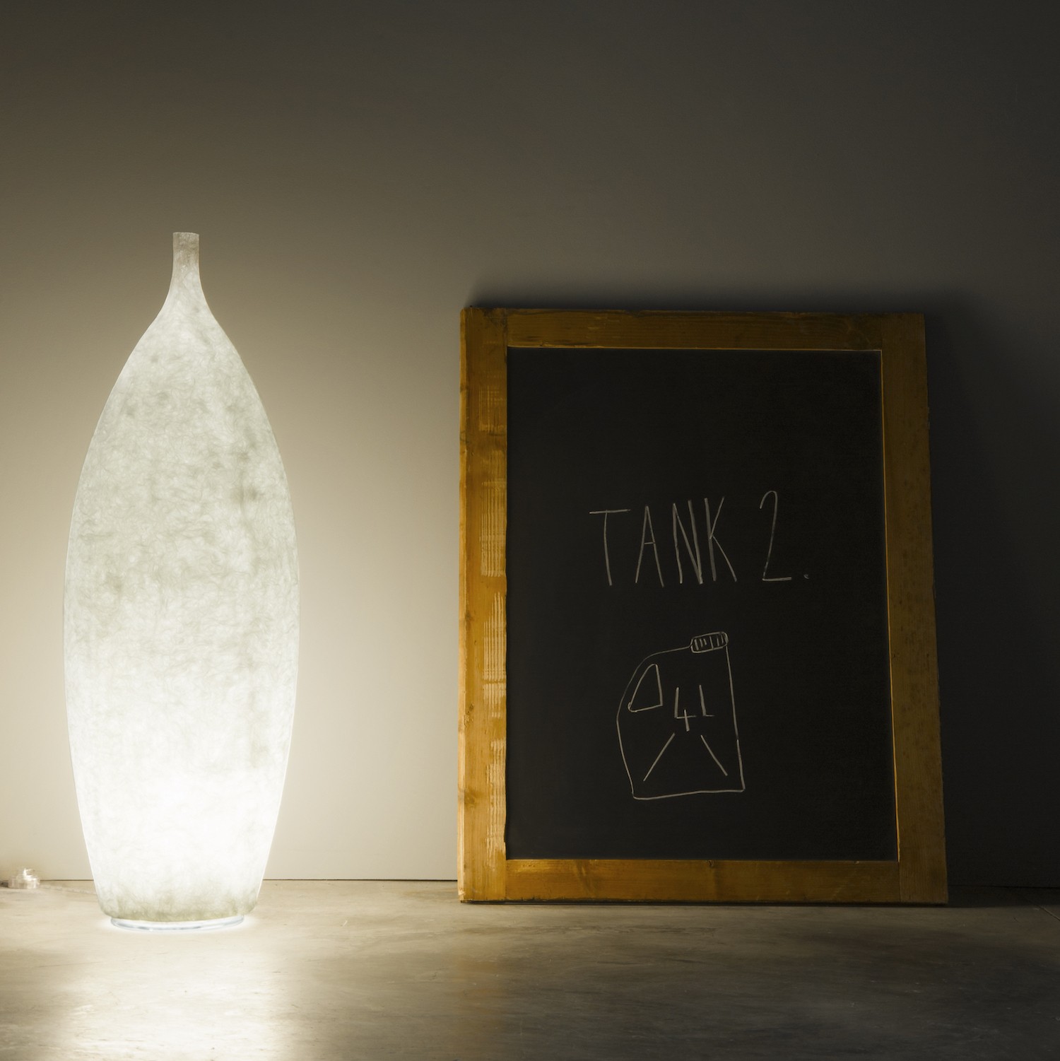 Lampadaire Tank 2 au design original et moderne en Nebulite