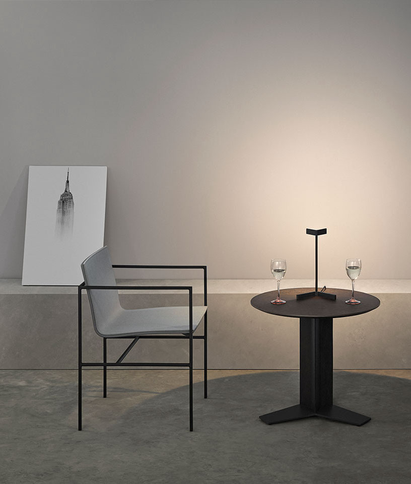 Lampe a poser Vector en acier au design minimaliste par Santiago SEVILLANO x Mantra