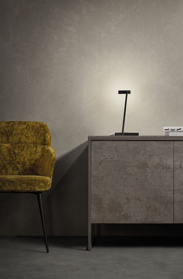 Lampe a poser Vector en acier au design minimaliste par Santiago SEVILLANO x Mantra