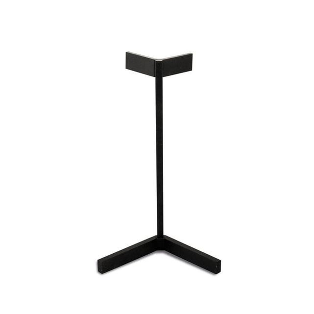 Lampe a poser Vector en acier au design minimaliste par Santiago SEVILLANO x Mantra