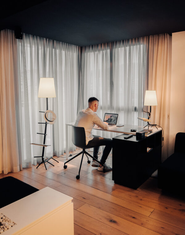 Lampadaire Centipede en acier au design insolite par Rubtsov Maxim x Mantra