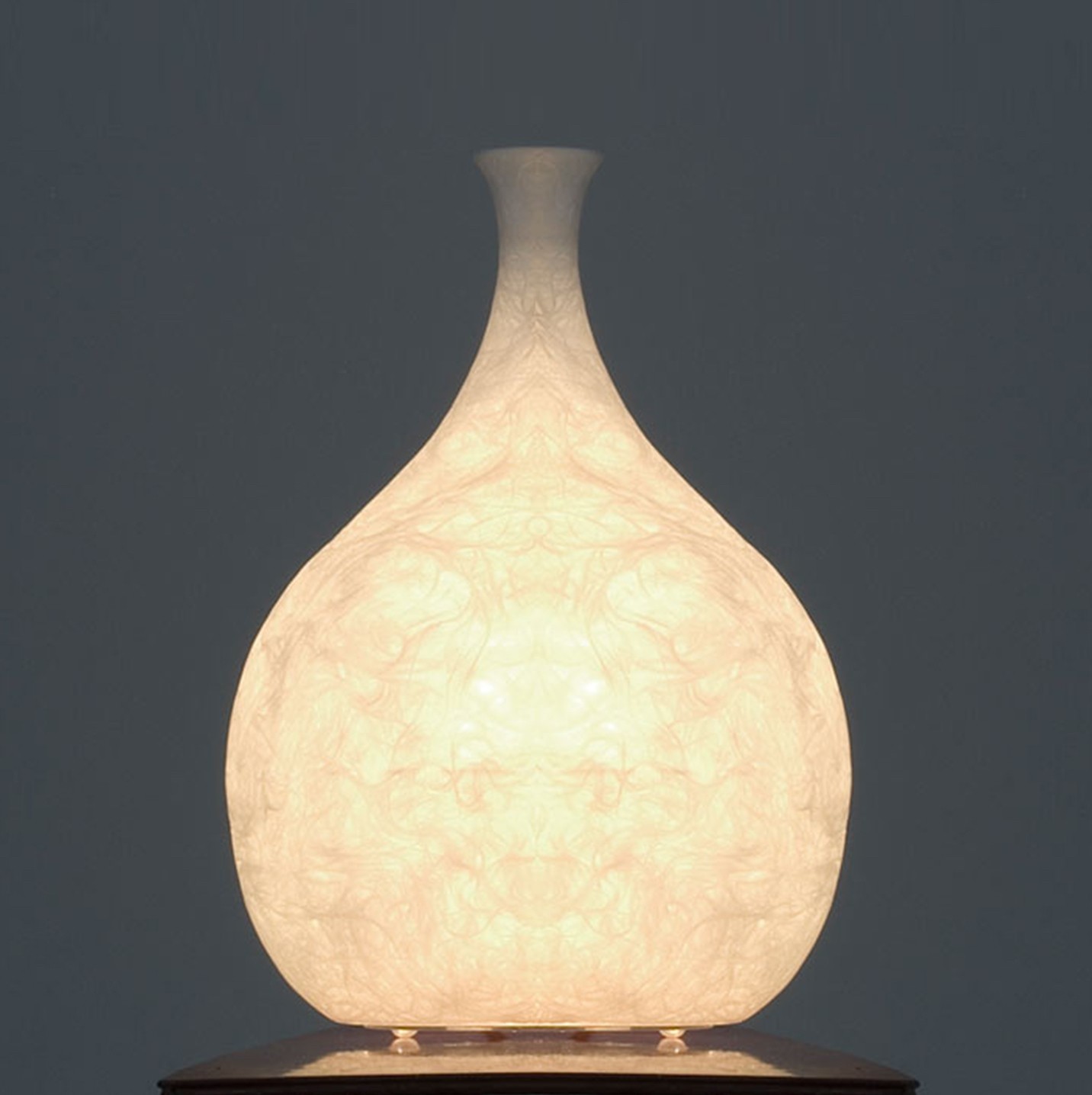Lampe à poser Luce liquida 2 au design original et moderne en Nebulite