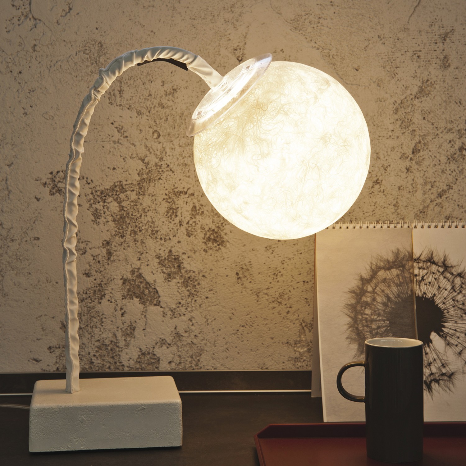 Lampe à poser lune Micro T luna au design original et moderne