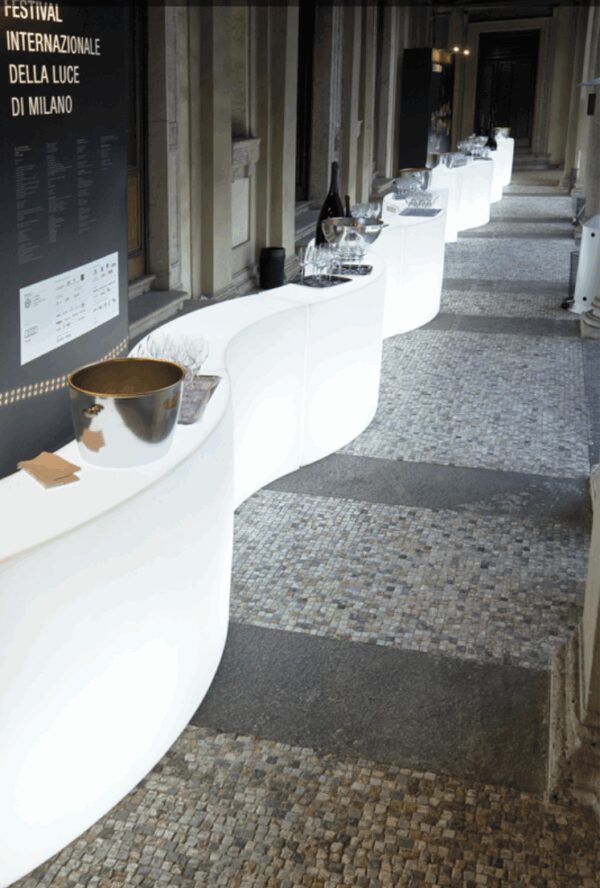 Bar lumineux Snack Bar en polyéthylène par Giò Colonna Romano x SLIDE Studio