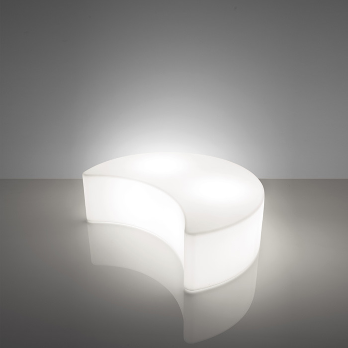 Assise lumineuse Moon en polyéthylène par Alain Hadife x SLIDE Studio