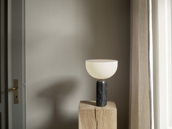 Lampe a poser Kizu en marbre par Lars Tornøe x New Works