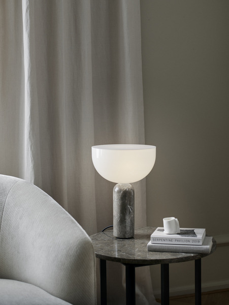 Lampe a poser Kizu en marbre par Lars Tornøe x New Works