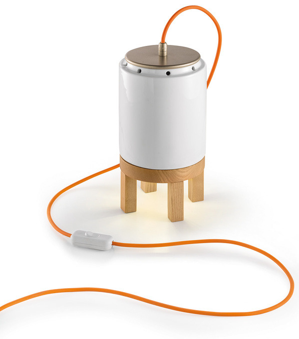 Lampe à poser Mateca de forme cylindrique en céramique ou béton et bois avec cordon orange par Ferroluce