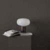 Lampe a poser Karl-Johan en verre et pied en chêne par Signe Hytte x New Works