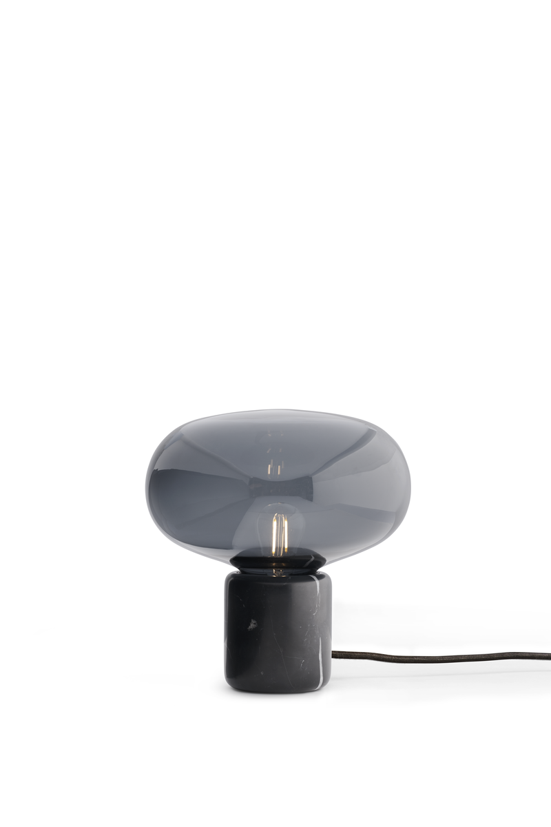 Lampe a poser Karl-Johan en verre et pied en marbre Marquina par Signe Hytte x New Works