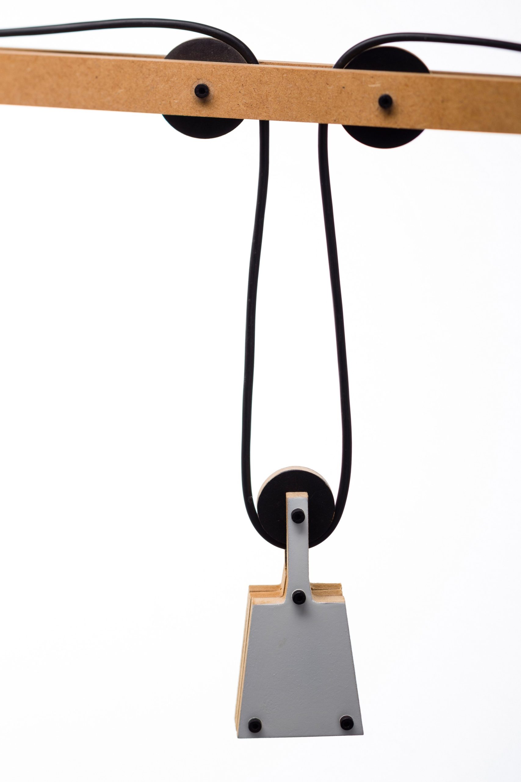 Appique murale avec poids au design 2D en bois