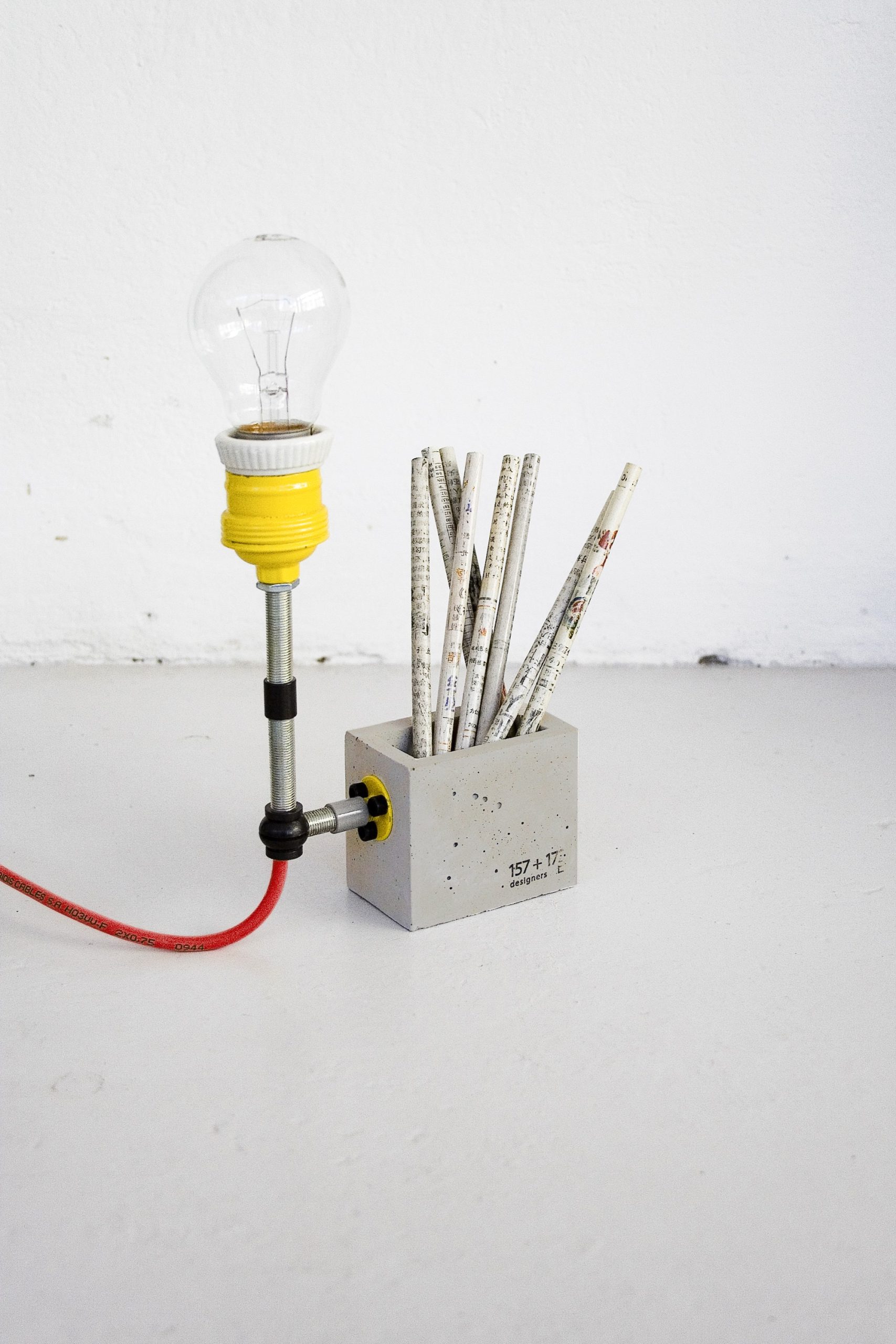 Lampe à poser / Porte-stylos Concrete Big industriel en béton
