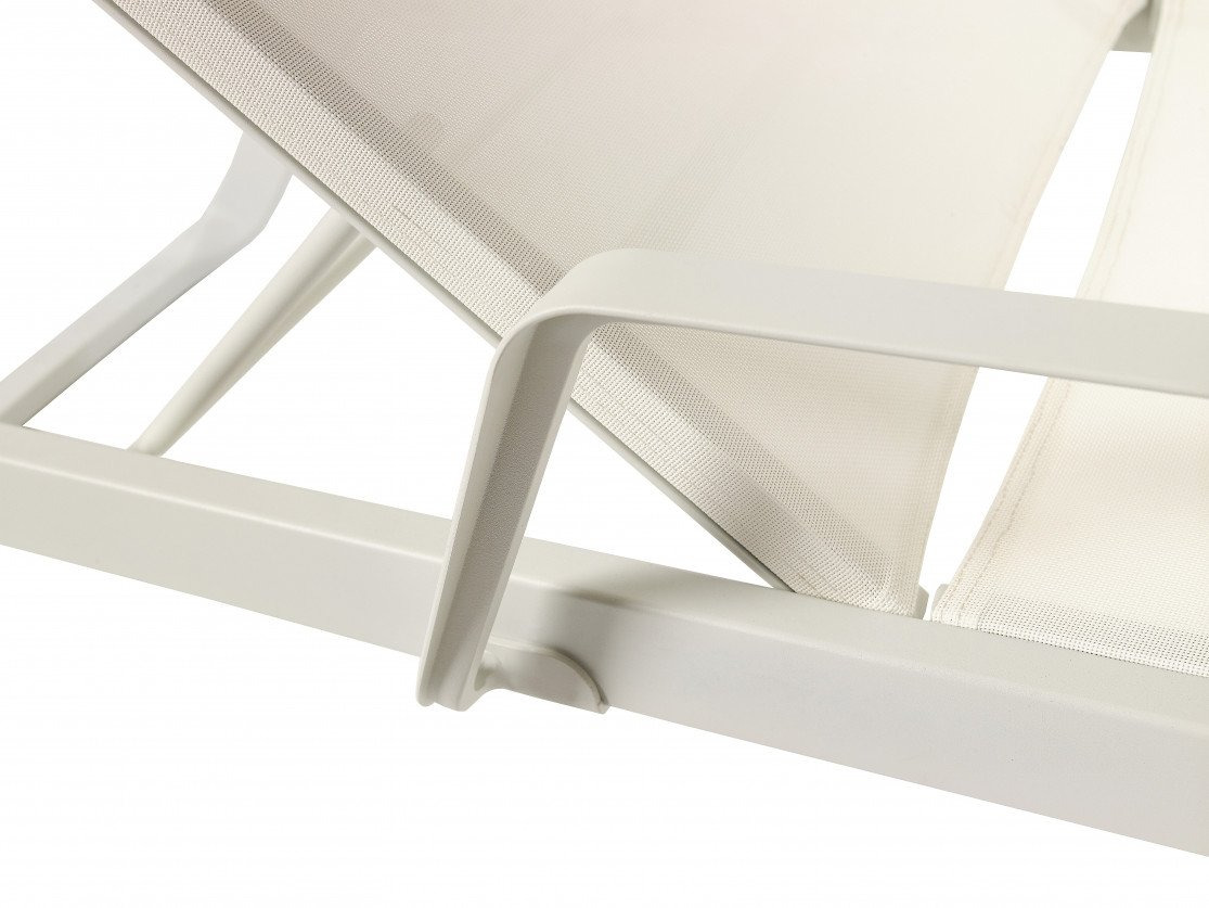 Chaise longue avec accoudoirs Vila en aluminium au design contemporain par Ezpeleta