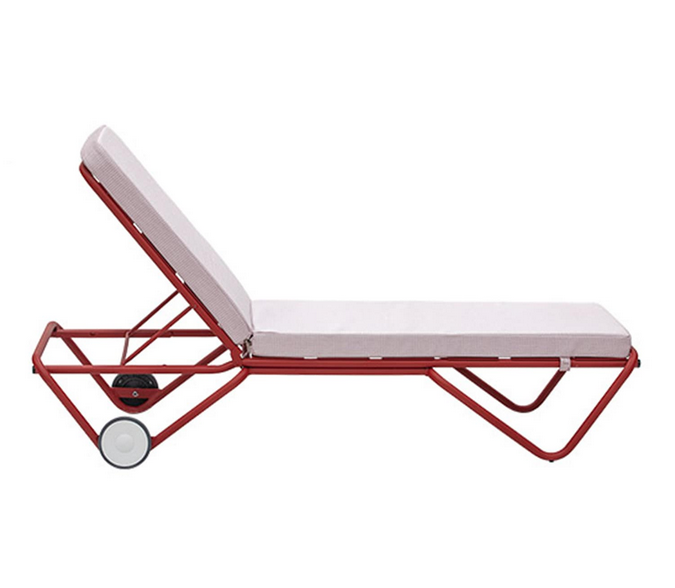 Chaise longue avec matelas Barceloneta en aluminium au design industriel par iSi Design Group x iSimar