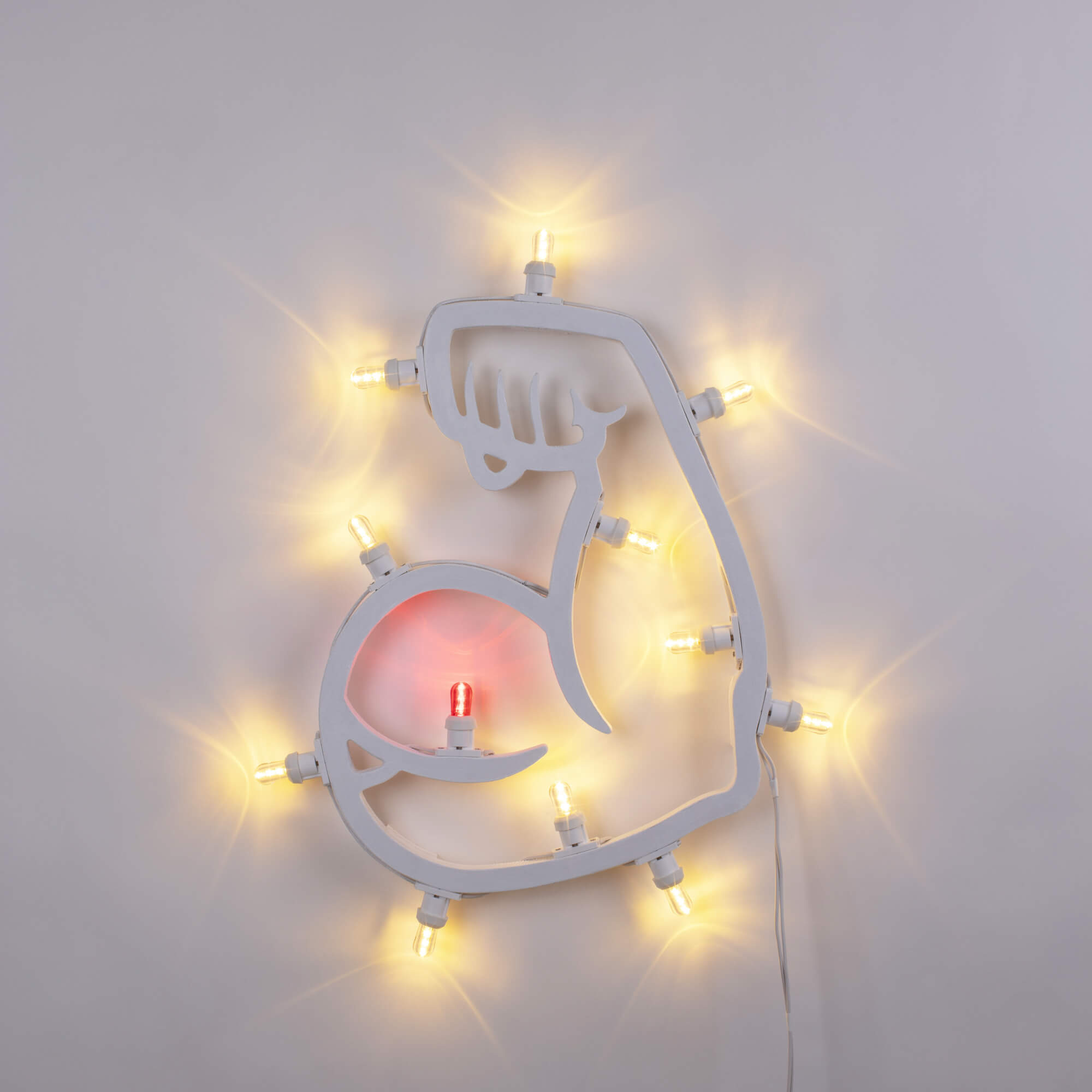 Applique Hotlight Biceps en bois par David Cesaria x Seletti