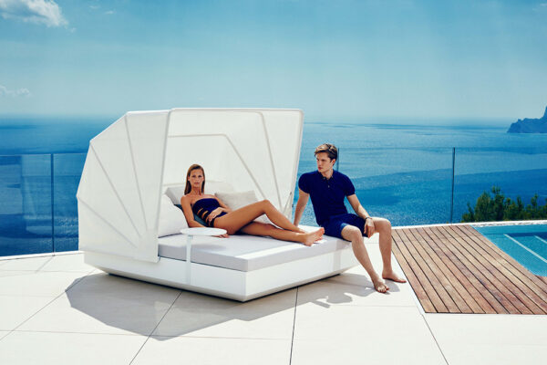 Banquette carrée inclinable 2 dossiers Vela en polyéthylène au design contemporain par Ramon Esteve x Vondom