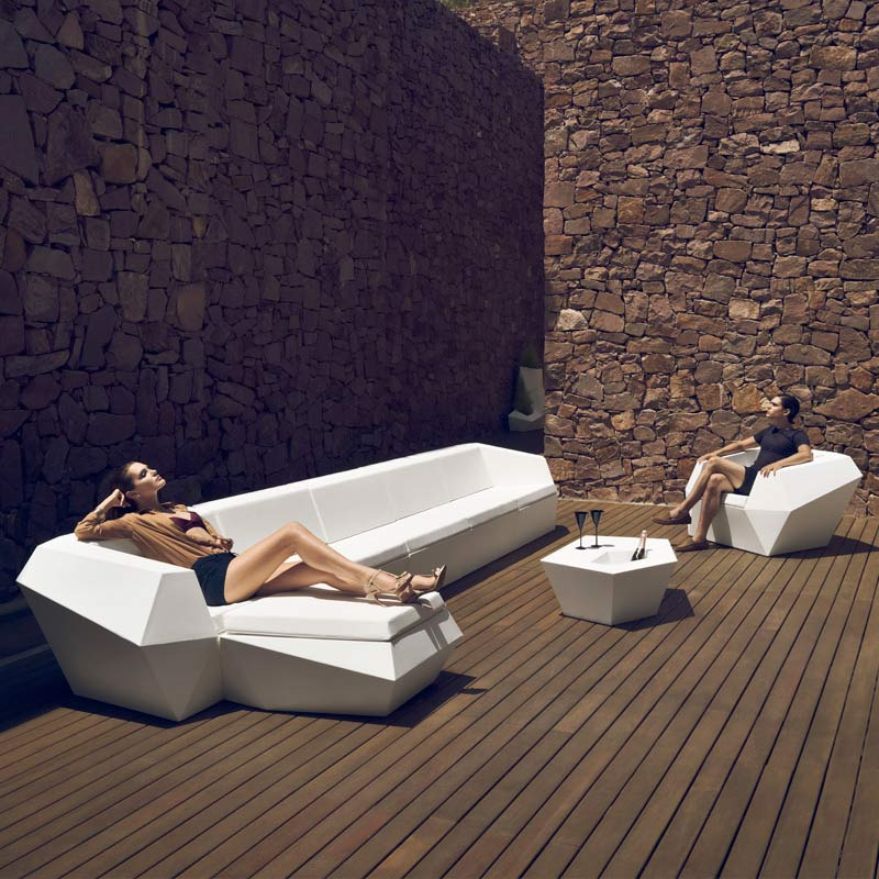 Table basse Faz en polyéthylène au design contemporain par Ramon Esteve x Vondom
