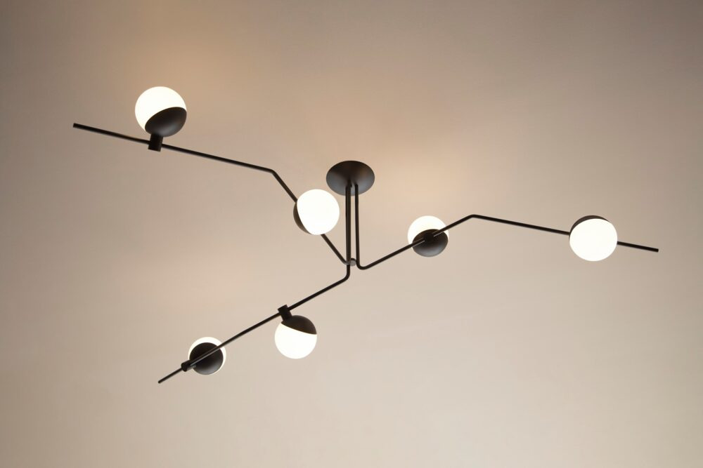 Chandelier 6 lampes Baluna en acier au design industriel par Grupa