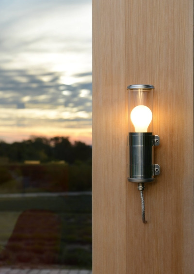 Applique Bendz en inox au design industriel par Sammode