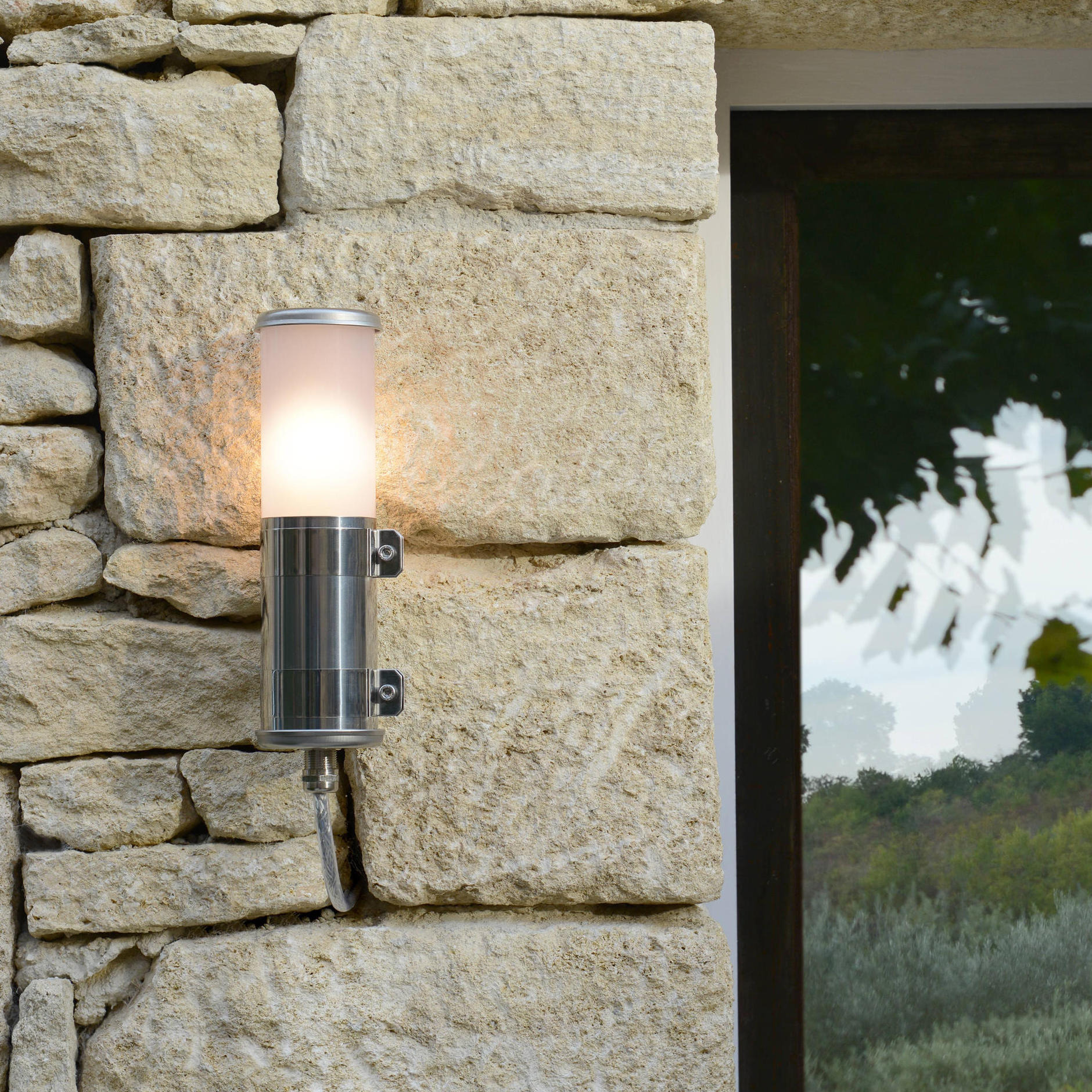 Applique Dix en inox au design industriel par Sammode
