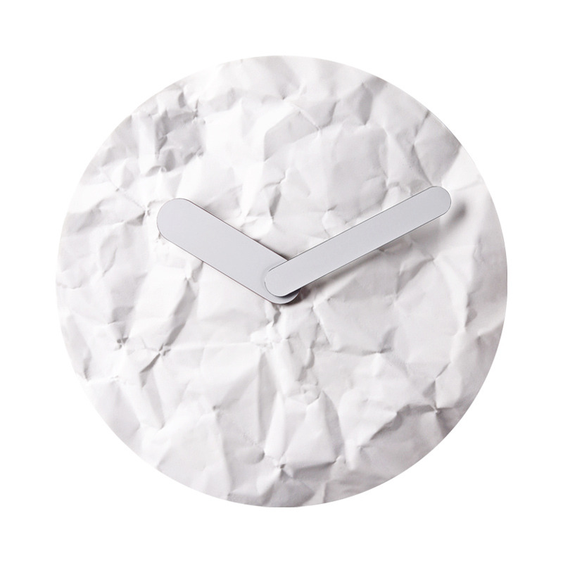 Horloge design Papier froissé en résine par le studio Haoshi