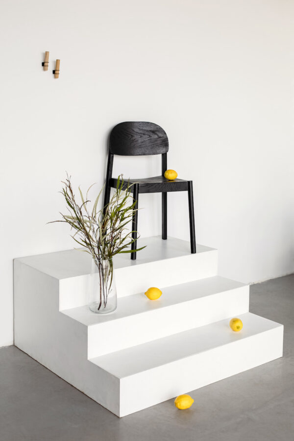 Chaise Citizen avec dossier oval en chêne massif par etc.etc. au design scandinave