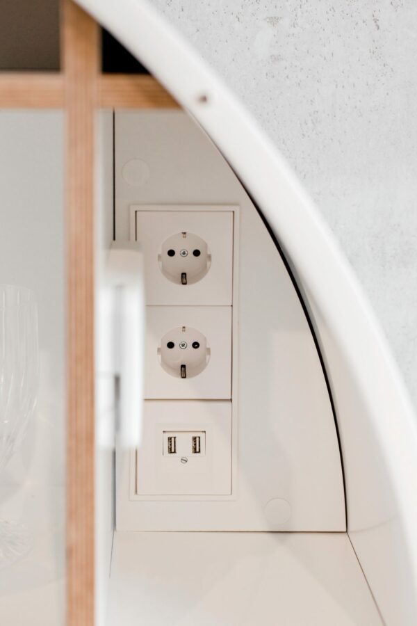 Bureau mural Pill blanc en bois par Inesa Malafej au design scandinave