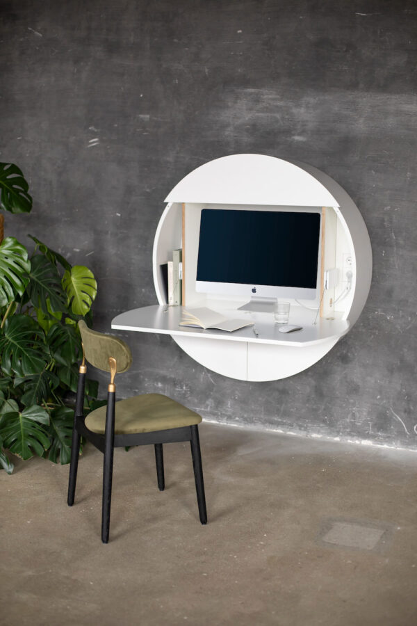 Bureau mural multifonctionnel Cabinet Pill Extra blanc en bois par Inesa Malafej au design scandinave