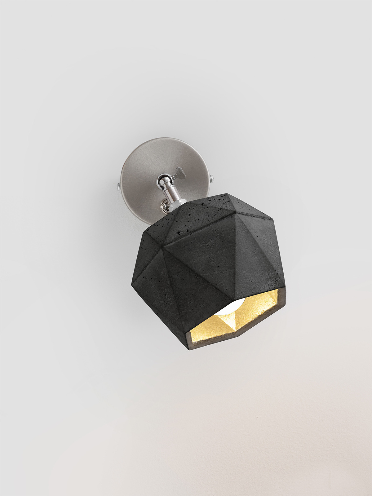 Applique spot Design T2 Triangle en béton foncé par Stefan Gant x Gant light